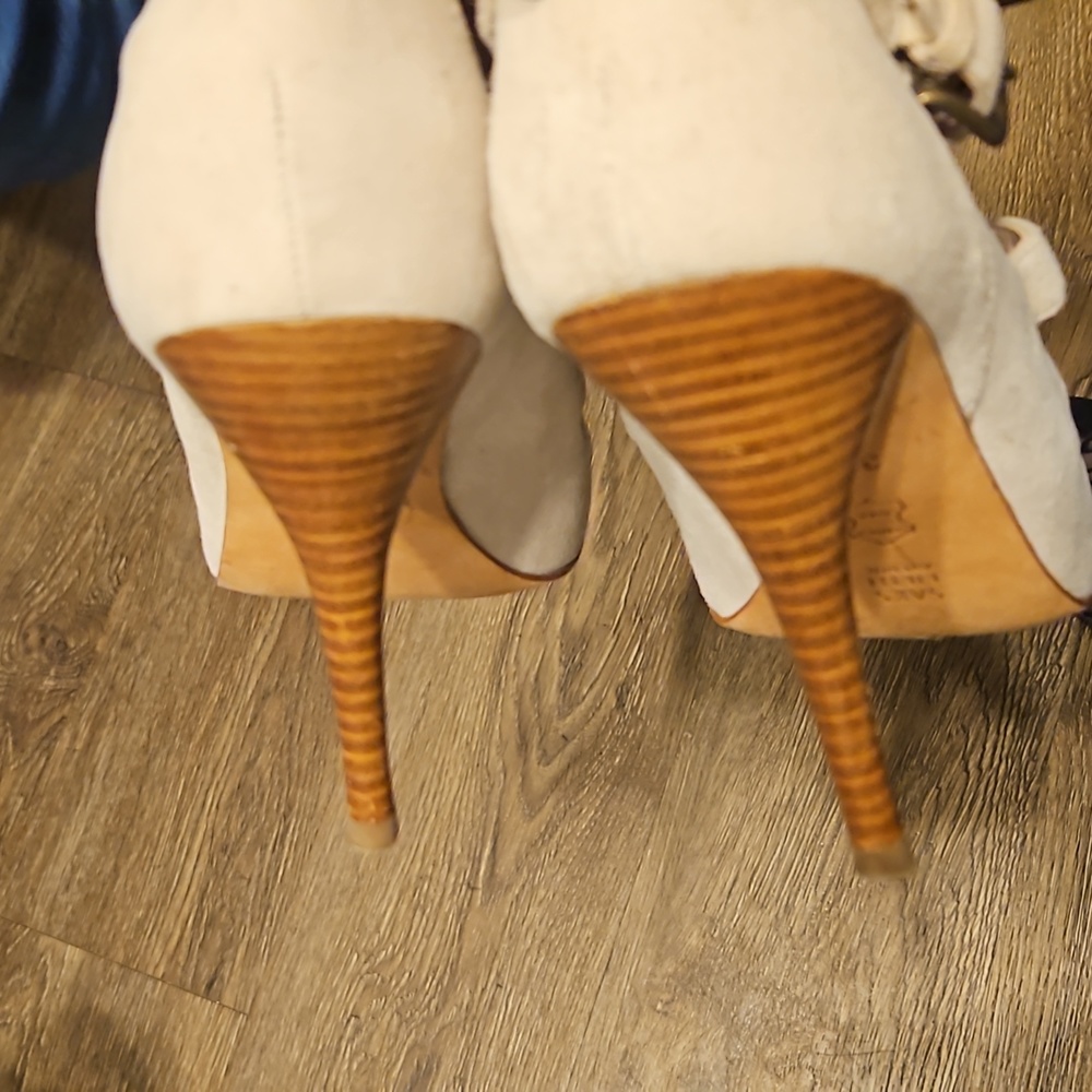 SAKS FIFTH AVENUE SIZE 37.5 - Picture 6 of 9